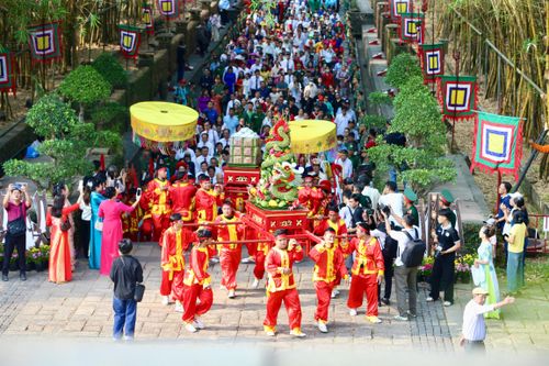 Đoàn lãnh đạo thành phố, các đại biểu và nhân dân thành phố cùng tham gia đoàn diễu hành nghi thức Lễ Giỗ Tổ Hùng Vương. Ảnh: DŨNG PHƯƠNG
