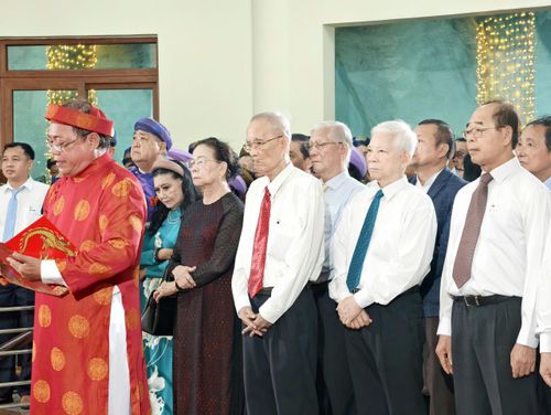 Các đại biểu thực hiện nghi lễ dâng hương tưởng niệm các Vua Hùng