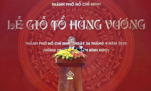 Phó Bí thư Thành ủy, Chủ tịch UBMTTQ Việt Nam TPHCM Nguyễn Phước Lộc đọc diễn văn ghi nhớ công ơn Quốc tổ. Ảnh: DŨNG PHƯƠNG