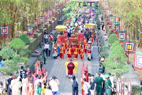 Đoàn diễu hành nghi thức Lễ Giỗ Tổ Hùng Vương. Ảnh: DŨNG PHƯƠNG