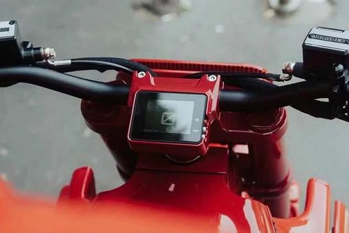 Ghi đông của xe máy điện Urban E kiểu supermoto cùng loạt công nghệ như khởi động không chìa, nhiều chế độ lái (Eco, Street, Sport, Nitrous, Reverse), hệ thống treo tùy chỉnh và phanh hiệu năng cao từ Brembo.