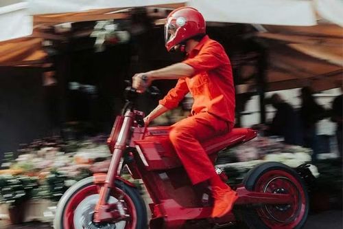 Với mức giá "siêu đắt" cho phiên bản cao cấp, mẫu xe máy điện này sẽ khiến nhiều người cho rằng Urban E First Edition của Brabus phù hợp hơn với nhóm khách hàng yêu thiết kế độc lạ và thương hiệu, hơn là tìm kiếm hiệu năng thuần túy.