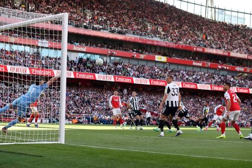 Eberechi Eze ghi bàn thắng tuyệt đẹp ở phút thứ 9, giúp Arsenal tạo khoảng cách 3 điểm so với Man City, dù đối thủ đang thi đấu ít hơn 1 trận.