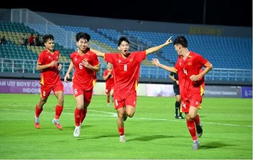 Trong vòng 7 ngày, các học trò của HLV Cristiano Roland thi đấu 3 trận liên tiếp gặp Yemen, Hàn Quốc và UAE, với mật độ trung bình 2,33 ngày/trận. Ảnh: VFF.