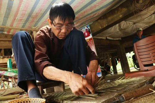 Người thợ bắt đầu đan các nan lại với nhau. Những đường đan đầu tiên dần định hình cấu trúc sản phẩm.