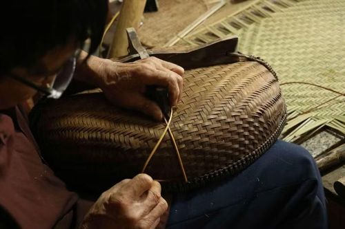 Phần chân được cắt theo kích thước yêu cầu của khách hàng và gắn cố định bằng sợi dây vẩu.