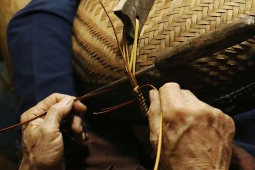 Những nút buộc nhỏ ở phần chân giúp cố định toàn bộ kết cấu. Đây là bước cuối cùng trước khi hoàn thiện sản phẩm.
