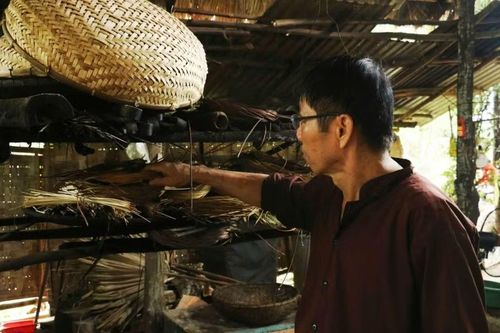 Những sợi vẩu mảnh, dai được xếp gọn gàng, chuẩn bị cho bước xử lý tiếp theo. Ông Vinh cho biết, ông dành khá nhiều thời gian tách sợi từng sợi dây từ thân cây mang về, sau đó phơi nắng và cất ở gian bếp.