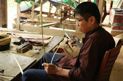Từng lát dao đều tay tách sợi từ thân cây, công đoạn này đòi hỏi sự tỉ mỉ để tạo ra những sợi đều và không bị xơ.