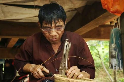 Các vòng sợi được quấn chặt để cố định khung. Lực tay phải vừa đủ để đảm bảo độ chắc mà không làm biến dạng sản phẩm.