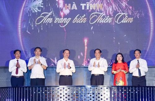Các đại biểu Trung ương và địa phương thực hiện nghi thức ấn nút khai trương mùa du lịch biển Hà Tĩnh năm 2026. (Ảnh: BHT)