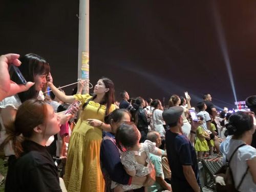 Người dân và du khách ghi lại những khoảnh khắc trong đêm rực sáng.