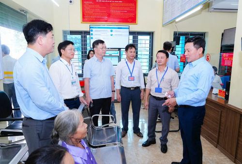 Ông Hoàng Phú Hiền, Phó Chủ tịch UBND tỉnh Nghệ An trao đổi với lãnh đạo xã Anh Sơn về vận hành chính quyền 2 cấp.