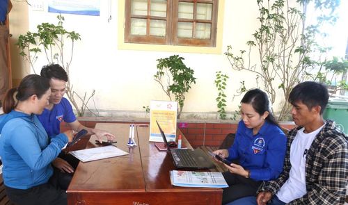 Đoàn viên thanh niên hỗ trợ người dân đăng ký thủ tục hành chính.