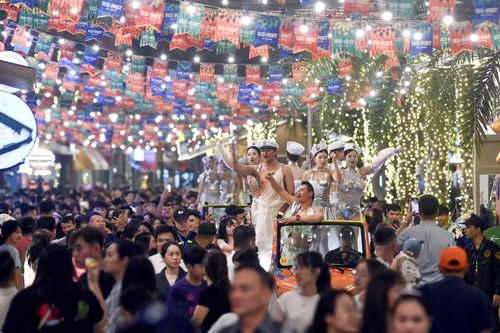  Ngoài chương trình khai trương, khu vực VUI-Fest Ha Long có các gian hàng ẩm thực, khu biểu diễn âm nhạc, nghệ thuật đường phố và một số hoạt động tương tác dành cho du khách. Các ki-ốt ẩm thực phục vụ cả món địa phương và một số món theo phong vị quốc tế. 
