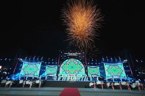 Hàng vạn người đổ về Sầm Sơn đêm khai mạc mùa du lịch và chiêm ngưỡng pháo hoa.