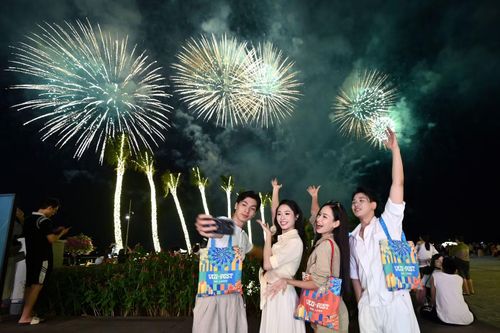 Theo ghi nhận, khu vực diễn ra sự kiện đông nhất vào thời điểm trước và trong màn pháo hoa. Lực lượng chức năng và nhân viên điều phối được bố trí tại một số lối vào, khu vực sân khấu và các điểm tập trung đông người để hướng dẫn di chuyển, hạn chế ùn ứ cục bộ.