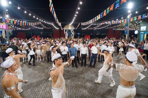  Trong nhiều năm qua, Bãi Cháy là khu vực tập trung đông khách du lịch của Hạ Long, nhất là vào mùa hè và các kỳ nghỉ lễ. Tuy nhiên, các sản phẩm phục vụ du khách vào buổi tối vẫn cần thêm sự đa dạng để kéo dài thời gian lưu trú, tăng trải nghiệm sau khi khách kết thúc lịch tham quan vịnh hoặc vui chơi ban ngày. 