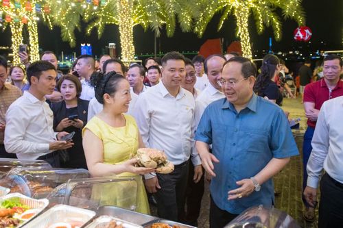 Ông Quản Minh Cường - Bí thư Tỉnh ủy Quảng Ninh (áo xanh) - cũng đến tham dự và chung vui cùng du khách khi trải nghiệm phố ẩm thực.