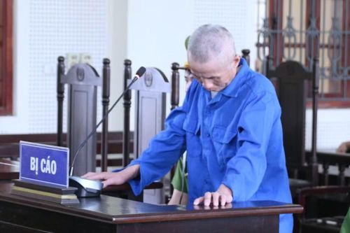 Bị cáo Tường cúi đầu, bày tỏ sự ân hận khi đã ra tay sát hại em ruột.