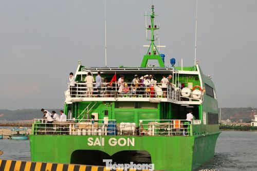  "So với những ngày cuối tuần thông thường, lượng khách dịp này tăng gấp đôi; còn so với ngày thường thì cao gấp 3-4 lần", ông Lợi cho biết. 