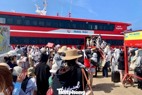 Theo đại diện Cảng vụ Hàng hải Bình Thuận, trong ngày có khoảng 6 chuyến tàu tuyến Phan Thiết - Phú Quý. Trước nhu cầu tăng cao, các doanh nghiệp vận tải đã bố trí thêm chuyến để phục vụ hành khách.