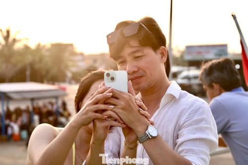 Bạn Nguyễn Hoàng Nam (24 tuổi, đến từ TPHCM) cho biết: "Tụi mình muốn tìm nơi yên bình hơn thành phố. Dù bến tàu đông nhưng lại càng thấy không khí đi chơi lễ rõ rệt."