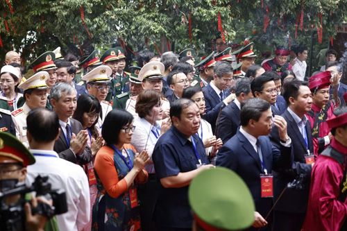 Nhiều đoàn đại biểu dâng lễ Vua Hùng.
