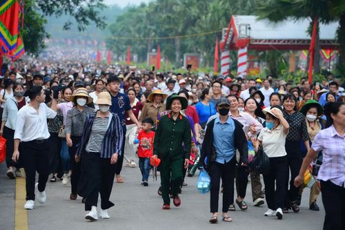 Bên ngoài, các trục đường chính và lối lên núi Nghĩa Lĩnh trở thành “biển người”. Từng nhóm gia đình, bạn bè, du khách từ nhiều tỉnh, thành đổ về.