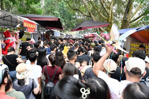Nhiều đoạn dòng người ken cứng, nhích từng bước lên Đền Hùng.