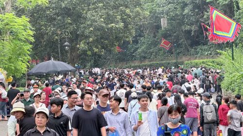Nhiều người dân cho biết, thời tiết hôm nay rất đẹp để đến với Lễ hội Đền Hùng.