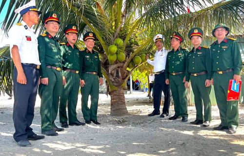 Đại tá Ngô Đình Xuyên - Phó Tham mưu trưởng Hải quân, Trưởng đoàn công tác số 9 trên tàu 561 (Vùng 4 Hải quân) giới thiệu cho mọi người sự vất vả của lực lượng Hải quân khi chăm sóc một cây dừa từ nhỏ tới khi cho quả ngọt ở đảo Núi Le C.