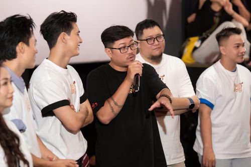 Trong buổi cinetour đầu tiên, đạo diễn Lưu Thành Luân nói anh xúc động trước tình cảm của khán giả. "Tận hôm nay tôi vẫn hồi hộp, đón nhận ý kiến đóng góp của mọi người. Chúng tôi thận trọng mang cảm hứng dân gian, nét đẹp văn hóa bản địa lên màn ảnh. Heo năm móng là bộ phim thứ ba về đề tài linh dị, sự quan tâm của khán giả là động lực để chúng tôi tiếp tục các dự án thuộc vũ trụ linh dị", đạo diễn nói.
