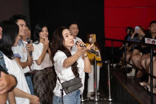 NSƯT Ốc Thanh Vân chiều khán giả, tái hiện phân cảnh chửi chồng dài 3 phút . Nữ nghệ sĩ bất ngờ trước khả năng thuộc lòng và tài ứng biến của khán giả. Dù có một số tình tiết ứng diễn đã được người hâm mộ cải biên, NSƯT Ốc Thanh Vân nói biết ơn sự yêu mến của mọi người dành cho Jennifer, Chí và cho phân cảnh chửi chồng pha trộn Việt - Anh.