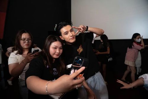 Tại buổi cinetour thứ hai, ê-kíp còn lắng nghe câu chuyện thú vị của khán giả đến từ An Giang. Nữ khán giả cho biết cô biết đến sự tích, hình ảnh Cô Năm Hợi ngoài đời. Cô có sự đồng cảm sâu sắc đối với hành trình và các diễn biến trong phim. Khán giả nói nổi da gà vì cảm thấy chân thật, tôn trọng văn hóa tâm linh.
