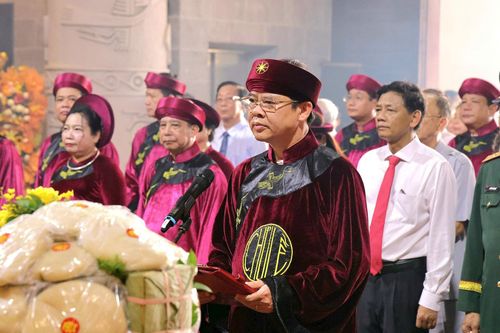 Chủ tịch UBND TP Cần Thơ Trương Cảnh Tuyên đọc diễn văn tưởng nhớ và báo công lên các Vua Hùng.