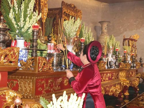 Bà Hồ Thị Cẩm Đào, Phó Bí thư Thành ủy, Chủ tịch Ủy ban MTTQ Việt Nam TP Cần Thơ thành kính dâng hương tưởng niệm các Vua Hùng.