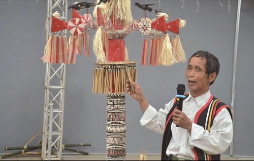 Già Hồ Văn Đường giới thiệu cách trang trí cây nêu của người Co ở Tây Trà. Ảnh: Như Đồng