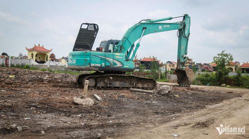 Máy móc được huy động để san gạt, lấp bãi rác.