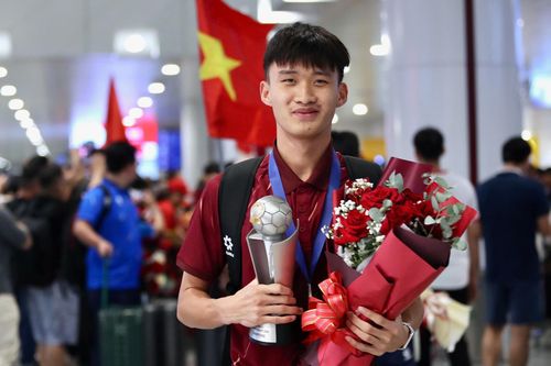 Các cầu thủ trẻ rất hạnh phúc khi có đông đảo người hâm mộ chào đón.