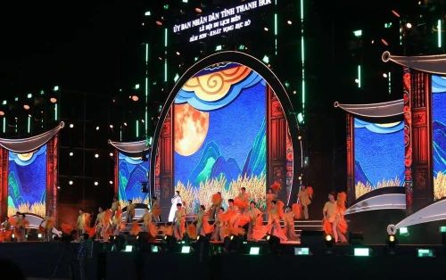 Chương trình nghệ thuật tại lễ hội du lịch biển gồm 3 chương, thu hút nhiều ngôi sao ca nhạc, nhóm nhạc nổi tiếng tham gia