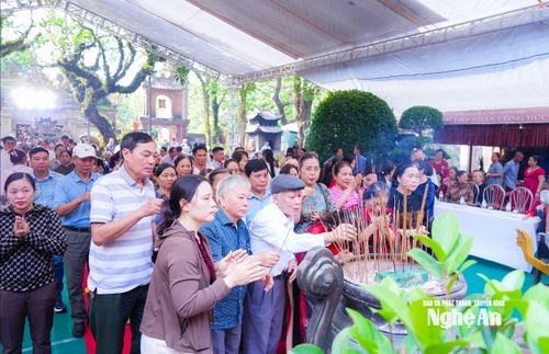 Đông đảo người dân và du khách thập phương dâng hương tưởng nhớ các Vua Hùng. Ảnh: TL