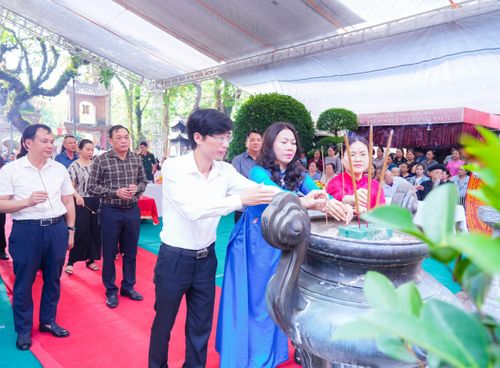 Các đại biểu dâng hương tưởng niệm các Vua Hùng. Ảnh: TL