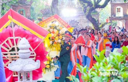 Thành kính lễ dâng hoa, dâng lễ. Ảnh: TL