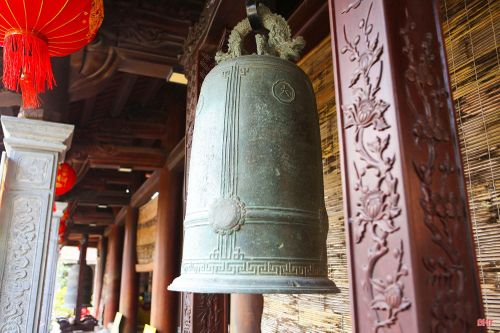 Tại chùa Đại Hùng còn lưu một số hiện vật quý như quả chuông đúc từ thời Cảnh Thịnh có khắc chữ "Đại Hùng tự chung" bằng chữ Hán, cách đây hơn 200 năm.