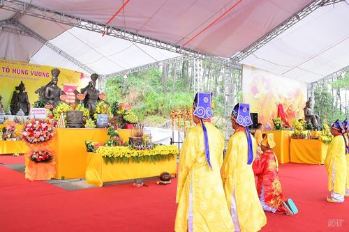 Các bô lão ở phường Nam Hồng Lĩnh thực hiện nghi thức lễ tế dân gian tại đền thờ Thủy tổ Kinh Dương Vương và các Vua Hùng trong chiều 25/4/2026 (tức mồng 9/3 âm lịch). Ảnh: Nam Giang.