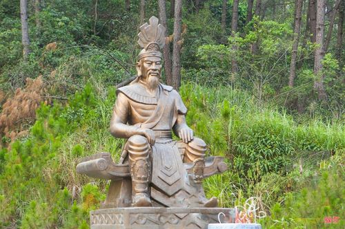 Các bức tượng đồng thể hiện hình tượng Thủy tổ Kinh Dương Vương - Thần Long, Lạc Long Quân - Âu Cơ và các Vua Hùng tại đền thờ.