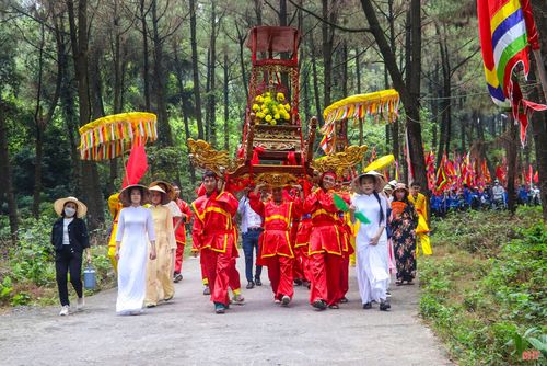 Lễ Giỗ Quốc Tổ Hùng Vương hằng năm được chính quyền địa phương và Nhân dân tổ chức một cách trang trọng. Trong đó, lễ rước có hàng trăm người tham gia.
