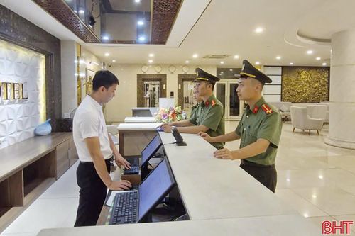 Công an phường Thành Sen tăng cường kiểm tra các cơ sở kinh doanh có điều kiện, khách sạn, karaoke... trên địa bàn.