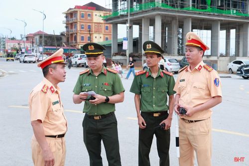  Lực lượng cảnh sát giao thông phối hợp với các lực lượng liên quan đảm bảo an toàn tuyệt đối cho các sự kiện diễn ra vào dịp nghỉ lễ. 